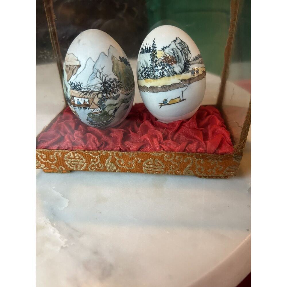Hand painted egg shells in case￼made i Taiwan